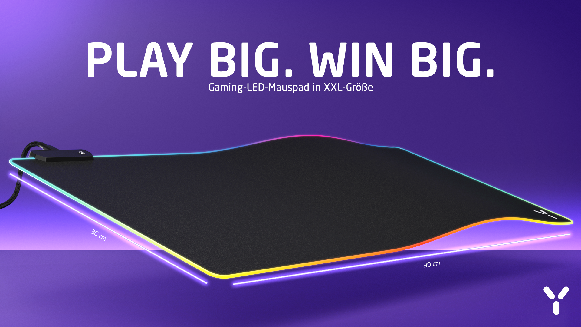 Schwarzes Gaming-Mauspad mit bunten LED-Kantenlichtern. Zeigt Abmessungen. Text: Play Big. Win Big. XXL-Größe, 90 cm x 36 cm.
