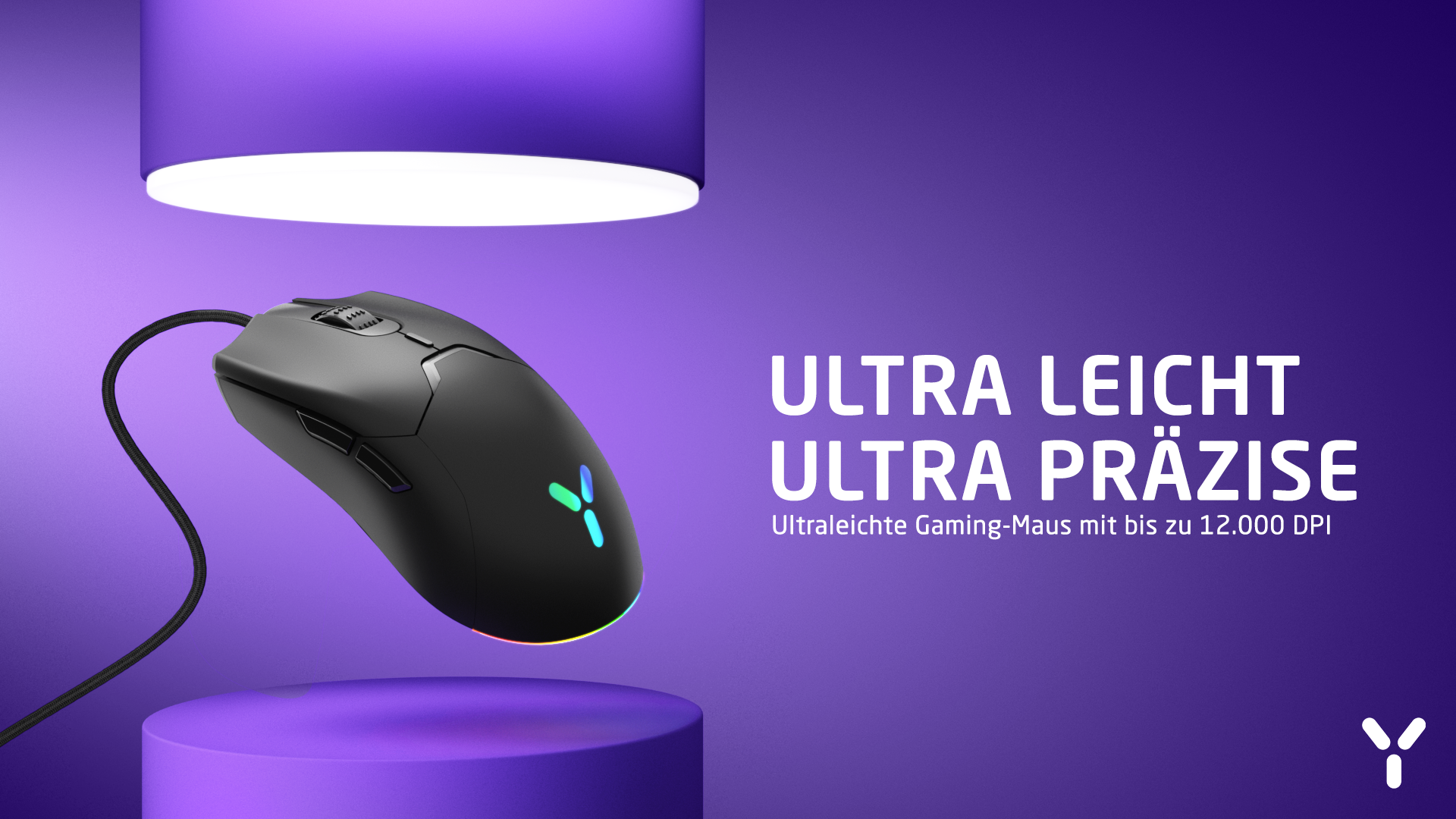 Schwarze Gaming-Maus auf einem lila Ständer mit Text 'Ultra Leicht Ultra Präzise'. Ein lila Licht scheint auf die Maus.