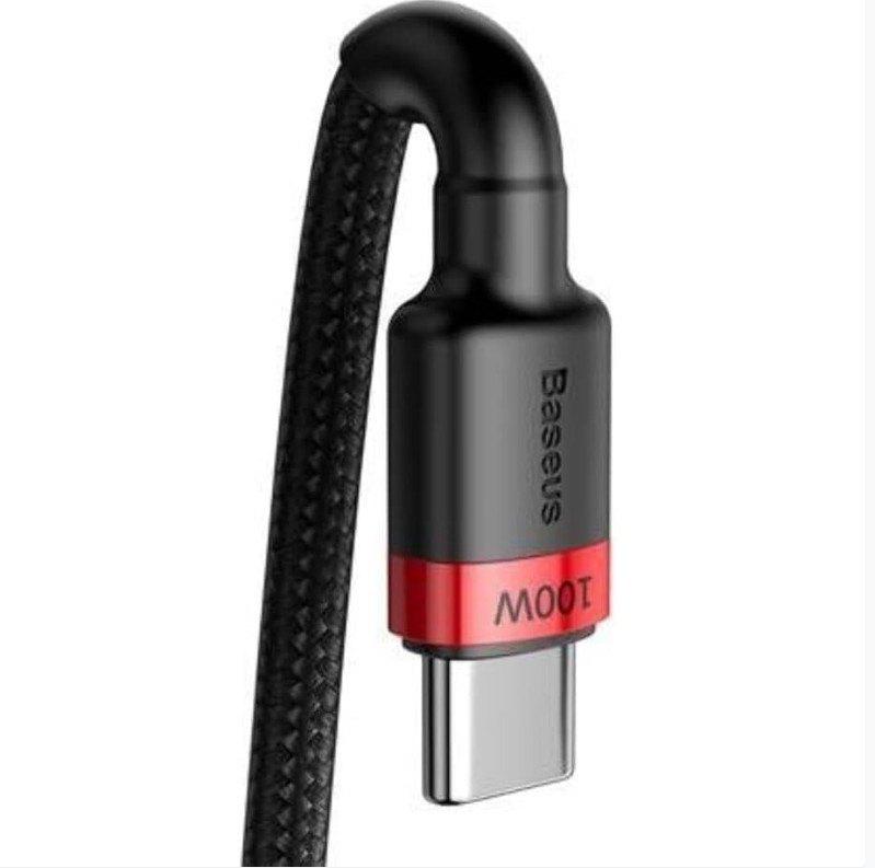 Siyah bir Baseus USB-C kablosu. Üzerinde '100W' yazan kırmızı bir şerit var. Kablo örgülü ve siyahtır.