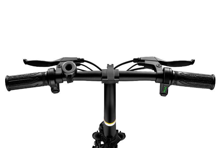 Nahaufnahme eines schwarzen Fahrradlenkers mit Bremshebeln, Klingel und Leistungsanzeigen vor weißem Hintergrund.