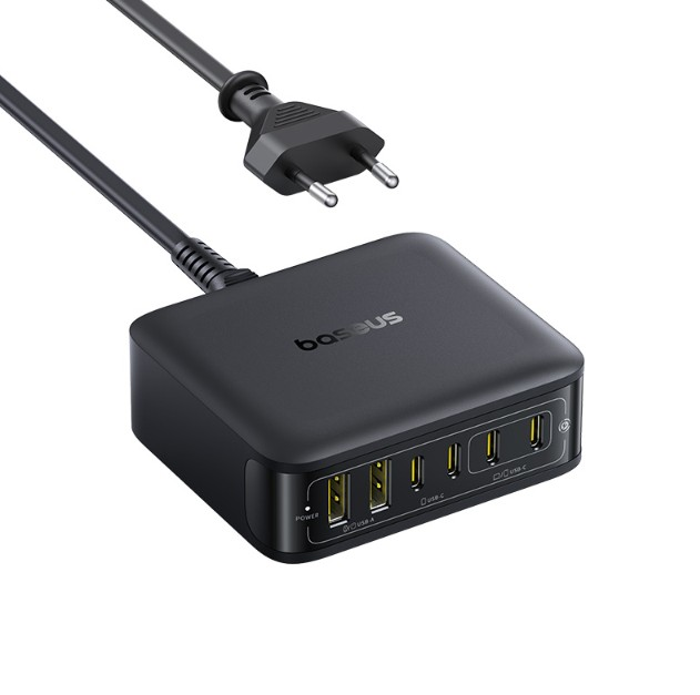Çoklu bağlantı noktasına sahip siyah Baseus USB şarj istasyonu ve Avrupa fişli bir güç kablosu. Beyaz zemin.