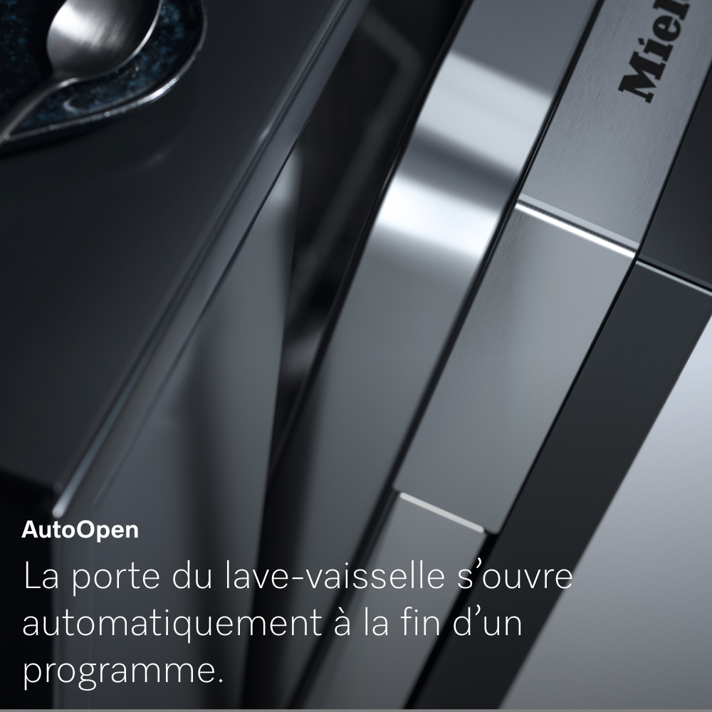 Gros plan d'un lave-vaisselle. Montre des surfaces métalliques, une cuillère et le logo Miele. Texte : AutoOpen. La porte s'ouvre automatiquement.