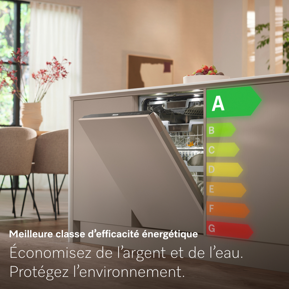 Lave-vaisselle avec porte ouverte. L'étiquette d'efficacité énergétique affiche A. Fruits sur le dessus. Texte : Meilleure classe d'efficacité énergétique, économisez de l'argent et de l'eau.