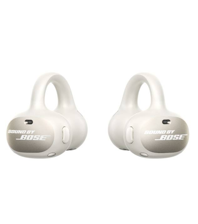 İki beyaz ve gümüş Bose kulaklık gösteriliyor. Her birinin kavisli kulak üstü tasarımı vardır. 'SOUND BY BOSE' marka adı görünür.