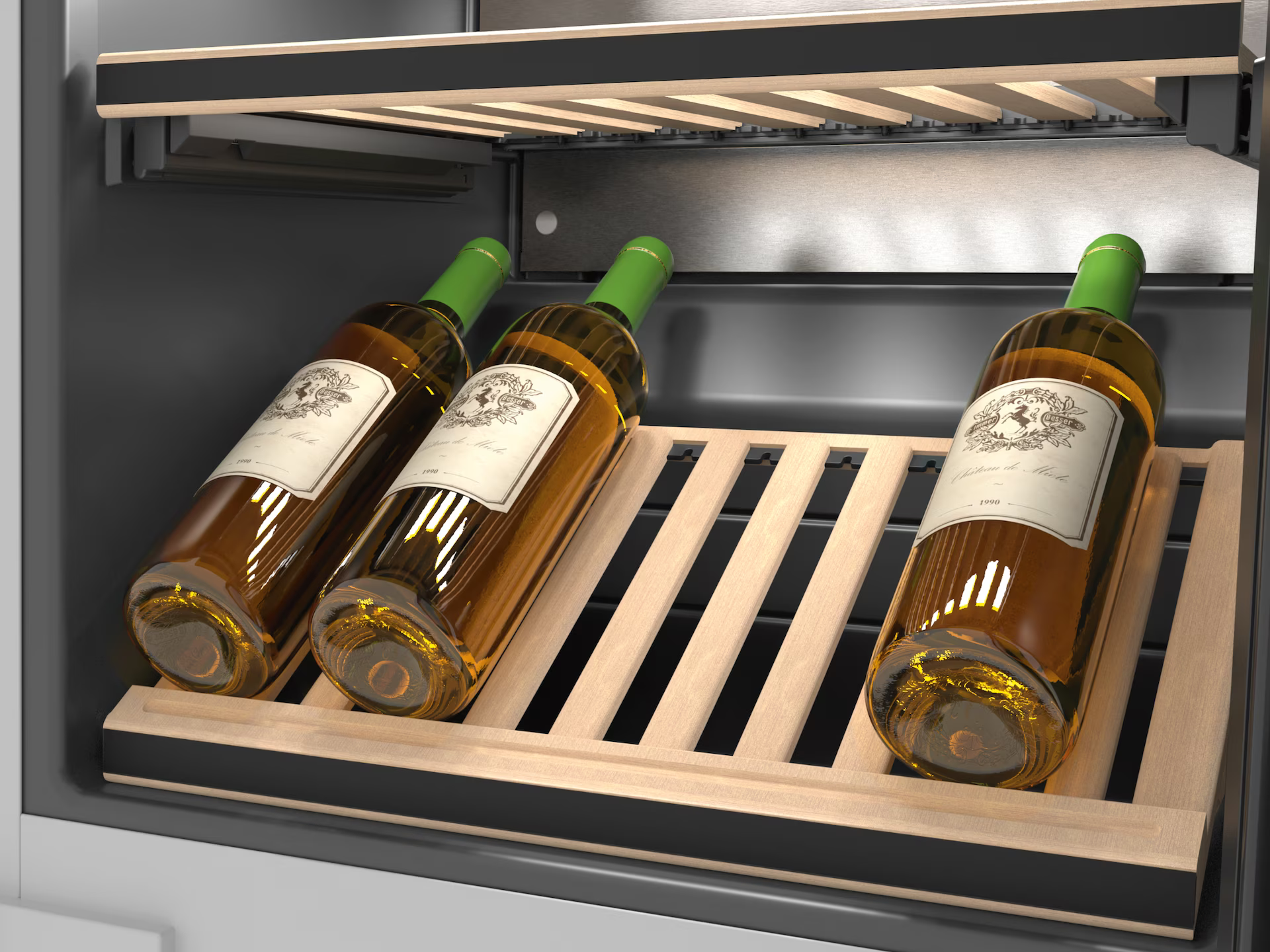 In einem Weinkühlschrank werden drei Weinflaschen auf Holzregalen präsentiert. Die Flaschen sind etikettiert und haben grüne Kappen.