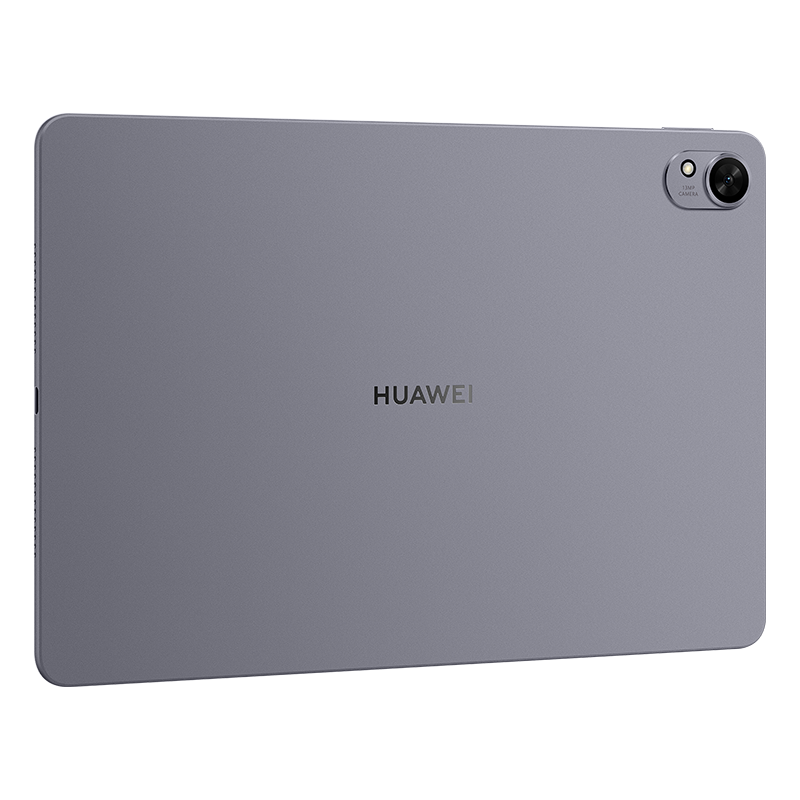 Gri bir Huawei tabletin arkası. Bir kamerası ve Huawei logosu var. Tablet beyaz bir yüzeyde duruyor.