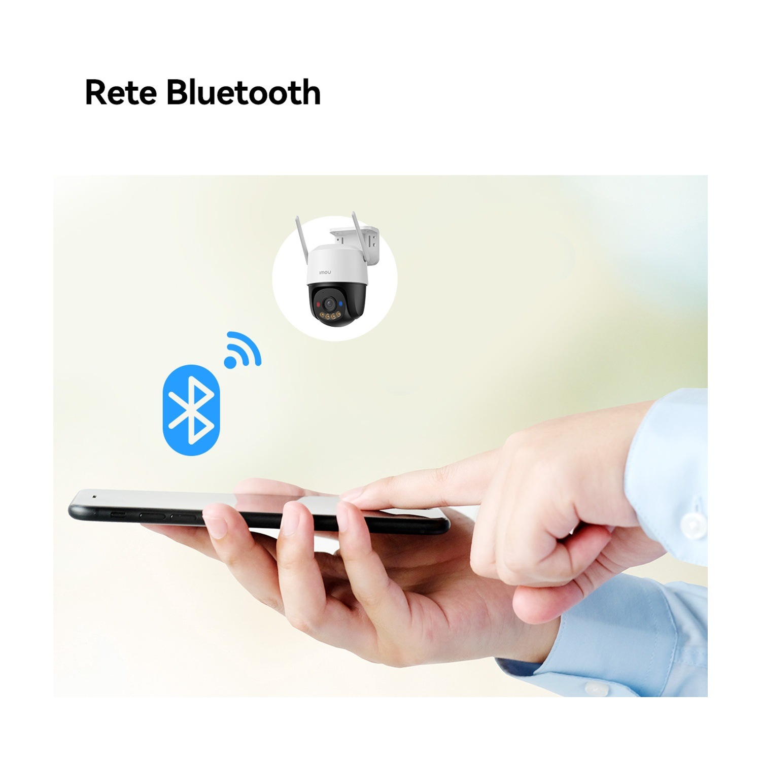 Una mano tiene in mano un telefono e punta sullo schermo. Sono mostrati una telecamera di sicurezza e un simbolo Bluetooth. Il titolo dice 'Rete Bluetooth'.
