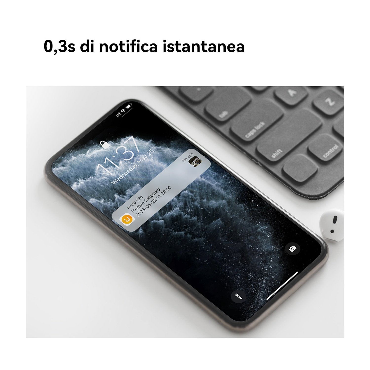 Uno smartphone mostra una notifica di rilevamento umano. Una tastiera e un auricolare sono sullo sfondo. L'ora è 11:37.