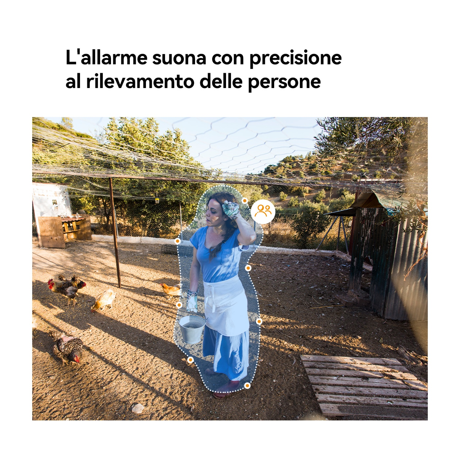 Una donna con abito blu e grembiule tiene un secchio. Galline in primo piano, una struttura in legno sullo sfondo.