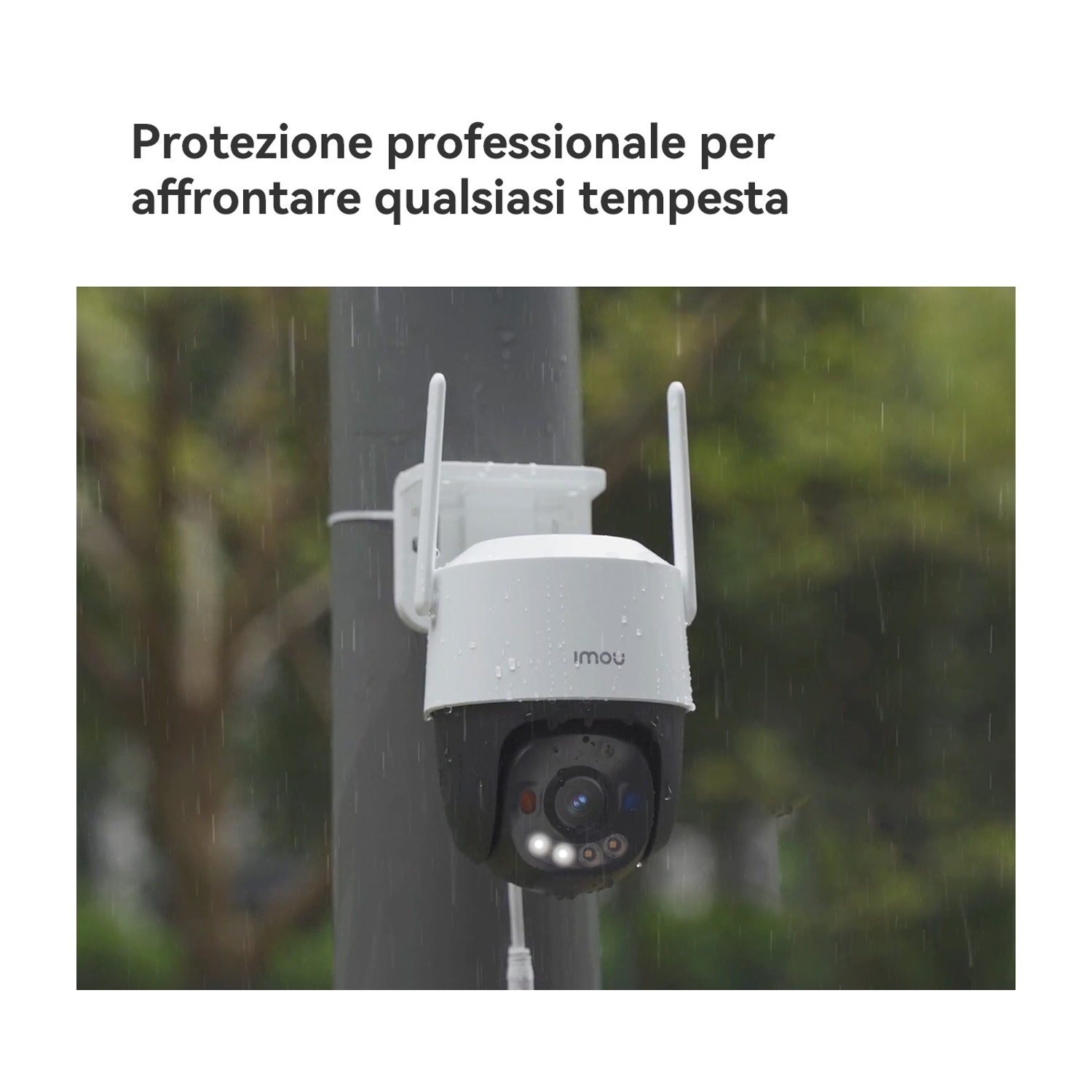 Una telecamera di sicurezza è montata su un palo sotto la pioggia. La telecamera è bianca e nera, con il marchio 'imou'.
