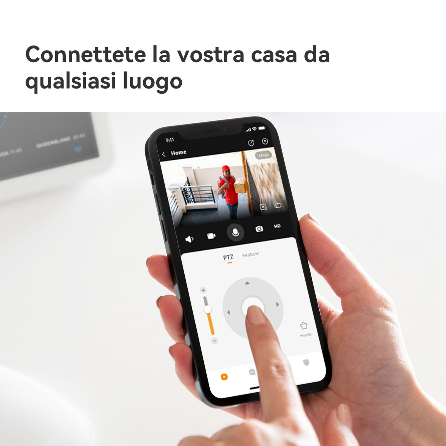 Una mano che tiene uno smartphone che mostra una persona che consegna un pacco. Il telefono mostra un'interfaccia dell'app di sicurezza domestica.