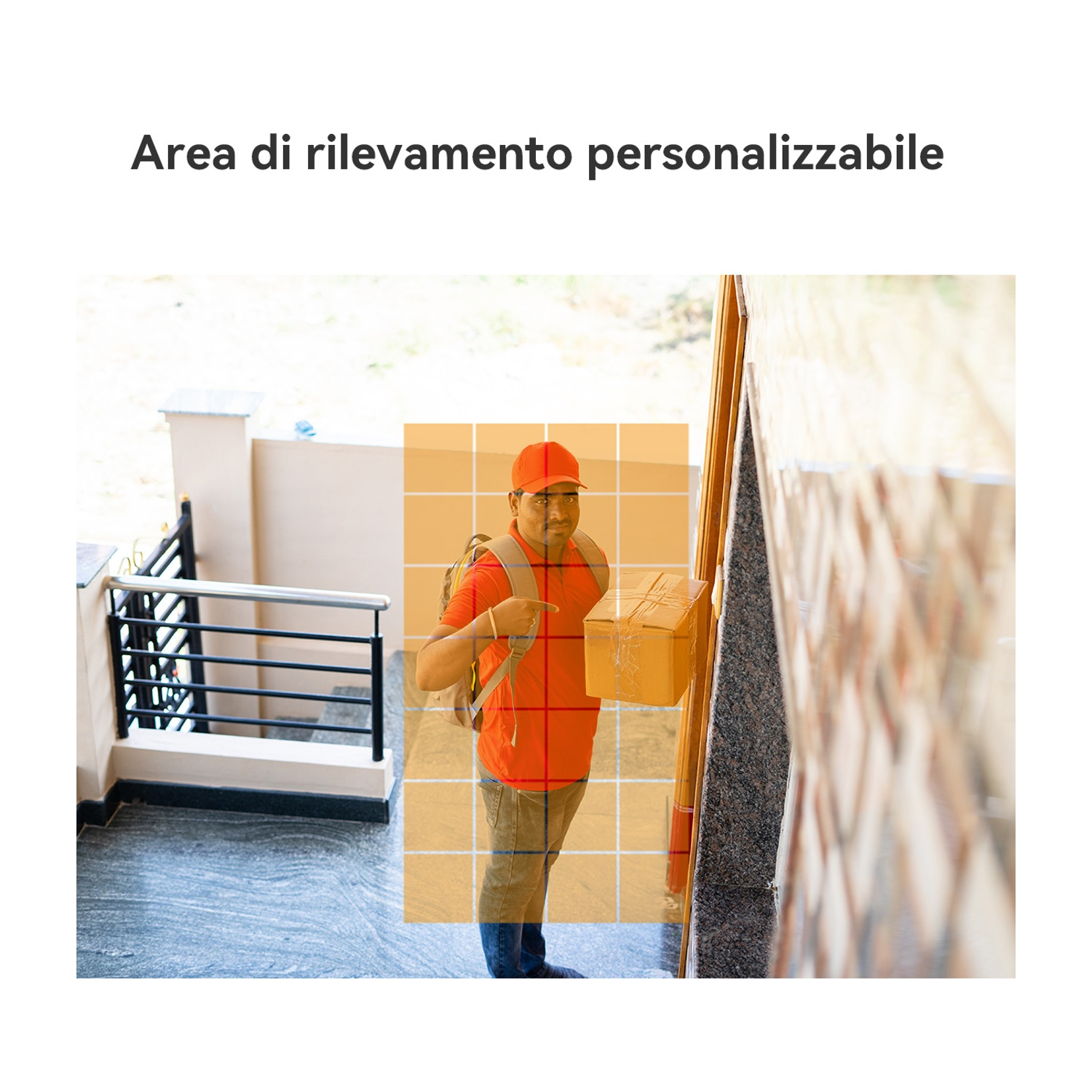Un addetto alle consegne con camicia e berretto arancioni porta un pacco. È in piedi vicino a una porta. Sulla sinistra c'è una scala con ringhiera.
