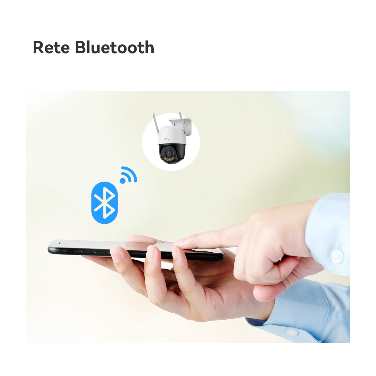 Una mano tiene uno smartphone con icona Bluetooth. Telecamera di sicurezza sopra. Testo Bluetooth in alto a sinistra.