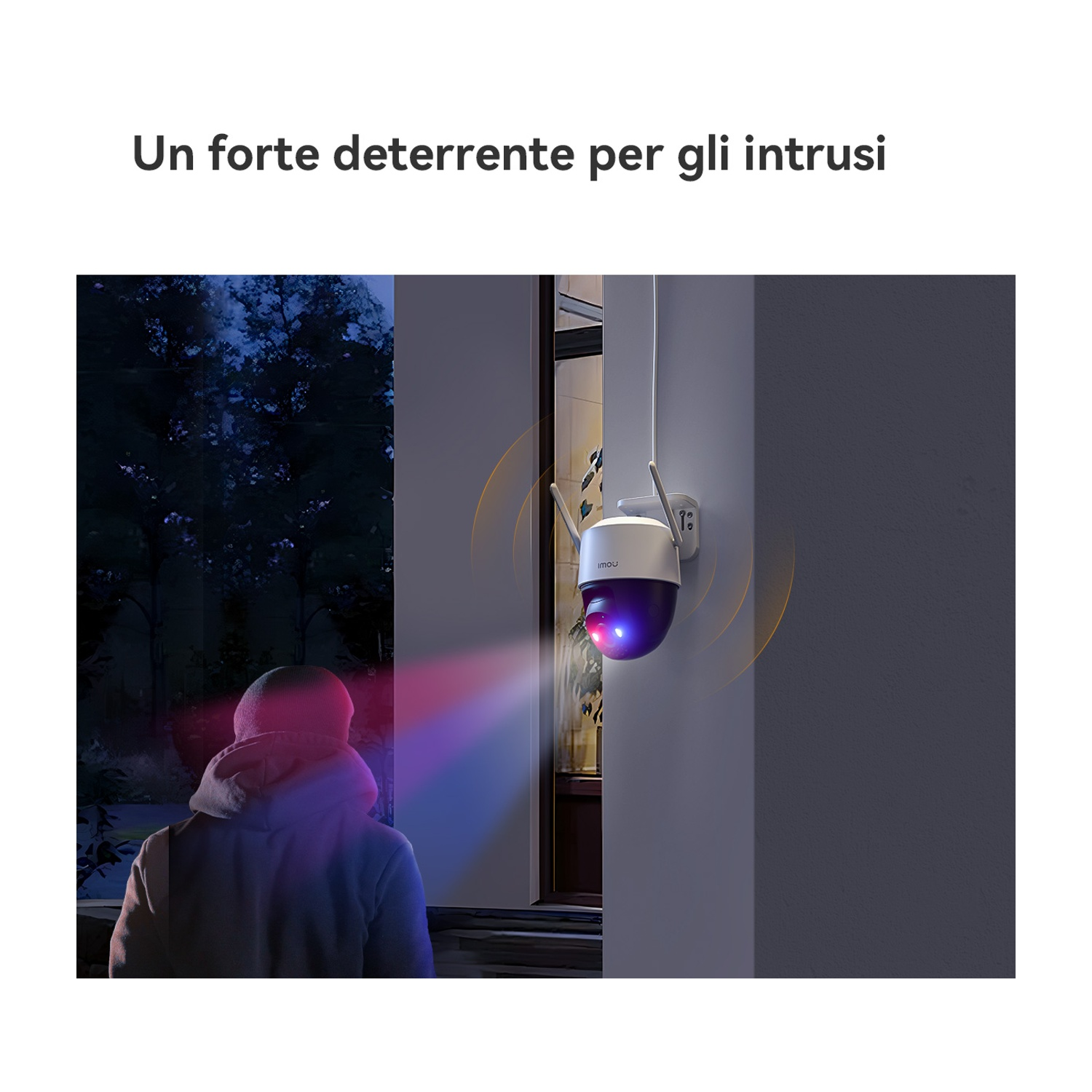 Una telecamera di sicurezza illumina una persona di notte. La telecamera è montata su un muro. Sullo sfondo è visibile una foresta.