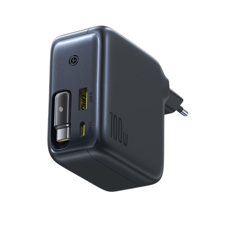 Siyah 100W USB-C şarj cihazı. USB-A ve USB-C bağlantı noktalarına ve bir fişe sahiptir. Şarj cihazı siyah bir arka plan üzerinde.