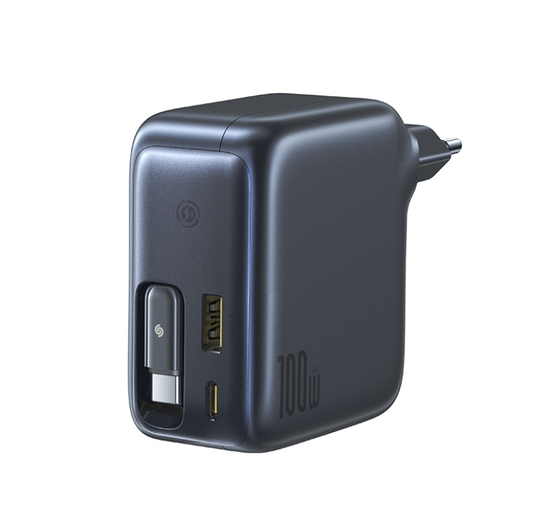 Fişli, koyu gri 100W USB şarj cihazı. USB-A ve USB-C bağlantı noktalarına sahiptir. Şarj cihazında logosu ve gücünü belirten metin bulunur.
