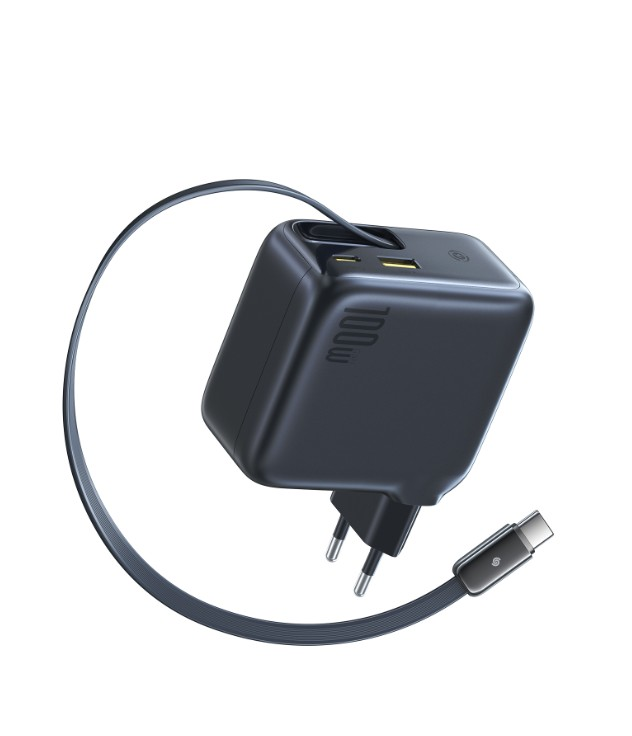 Kablolu ve USB-C konektörlü siyah 100W şarj cihazı. Şarj cihazının iki portu vardır ve kablo şarj cihazına bağlıdır.
