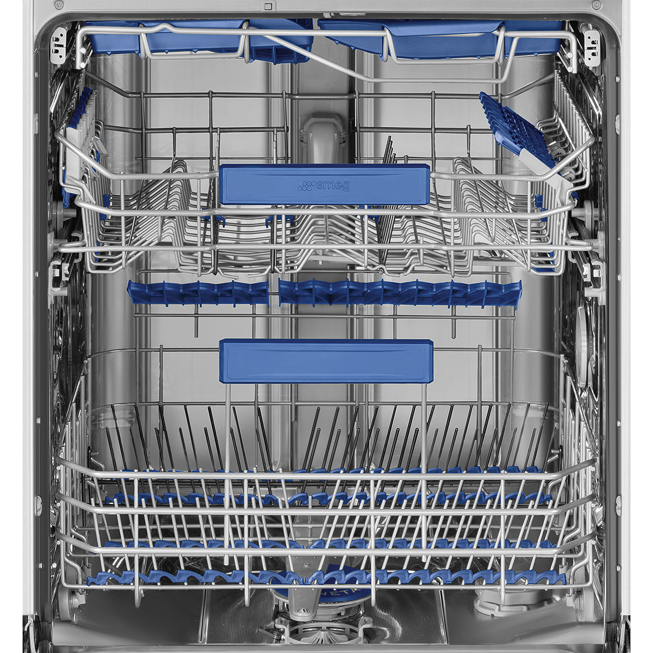 Leerer Geschirrspülerinnenraum aus Edelstahl. Blaue Kunststoffelemente an Gestellen und Stützen. Das Smeg-Logo ist vorhanden.