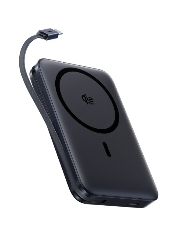 Dairesel şarj pedi, şarj kablosu ve USB-C konektörü olan siyah bir powerbank. Arka plan beyaz.