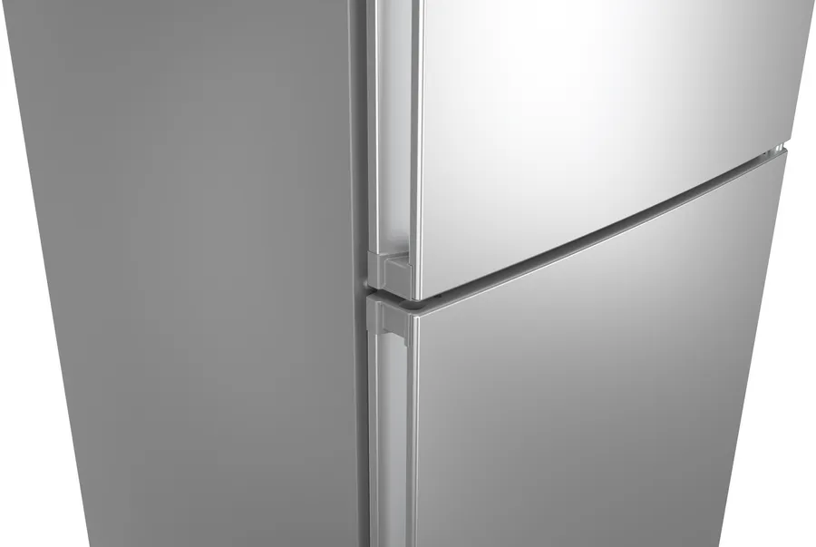 Primer plano de un refrigerador plateado. Las puertas están cerradas, con un tirador en el lado izquierdo. Se ven las partes superior e inferior.