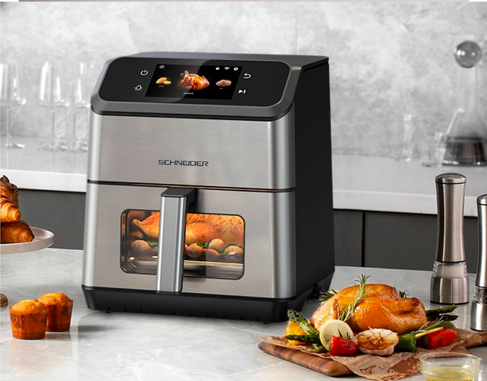 Une friteuse à air avec un poulet à l'intérieur. Un poulet rôti entier est sur une planche de bois avec des légumes. Il y a des muffins.