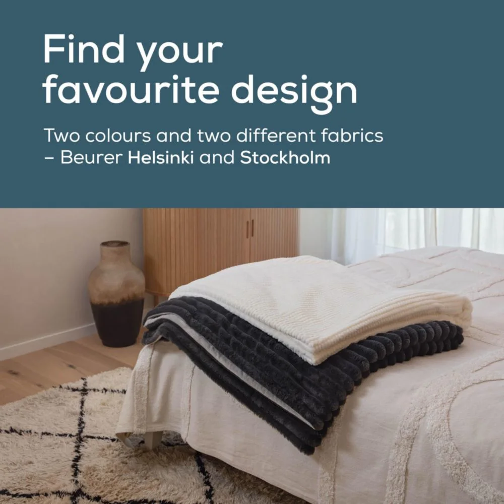 Un letto con coperte bianche e scure, un tappeto fantasia, un vaso e un armadio in legno. Il testo in alto recita: Trova il tuo design preferito.
