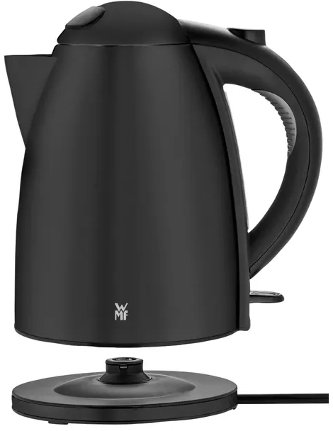 Ein schwarzer Wasserkocher auf einem schwarzen Sockel. Er hat einen Griff und einen Ausguss. Der Sockel hat ein Kabel. Ein Logo ist sichtbar.
