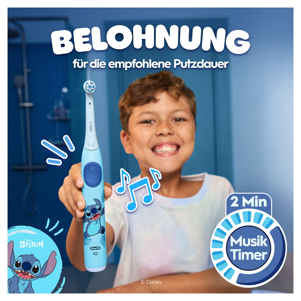 Un ragazzo tiene in mano uno spazzolino Stitch blu. Il testo dice 'BELOHNUNG' e 'Musik Timer'. Sono visibili note musicali e il logo di Stitch.