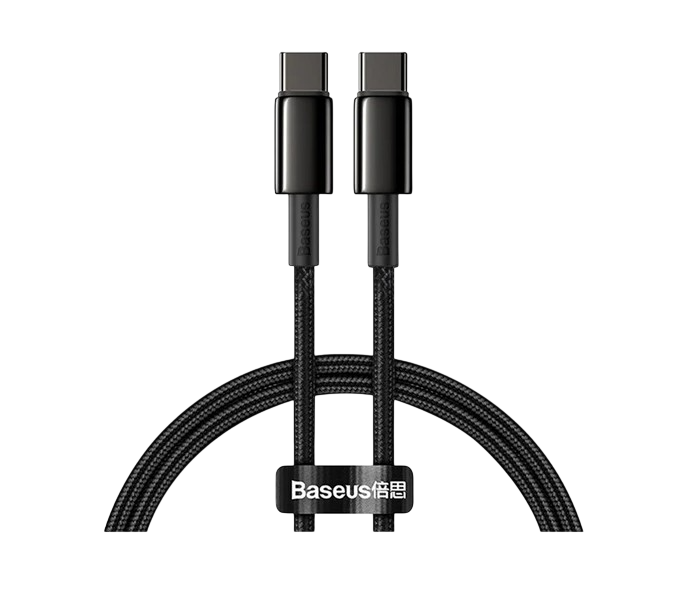 İki siyah USB-C kablosu, altta bir tutucu ile bağlanmış. Baseus logosu tutucu üzerinde. Arka plan siyah.
