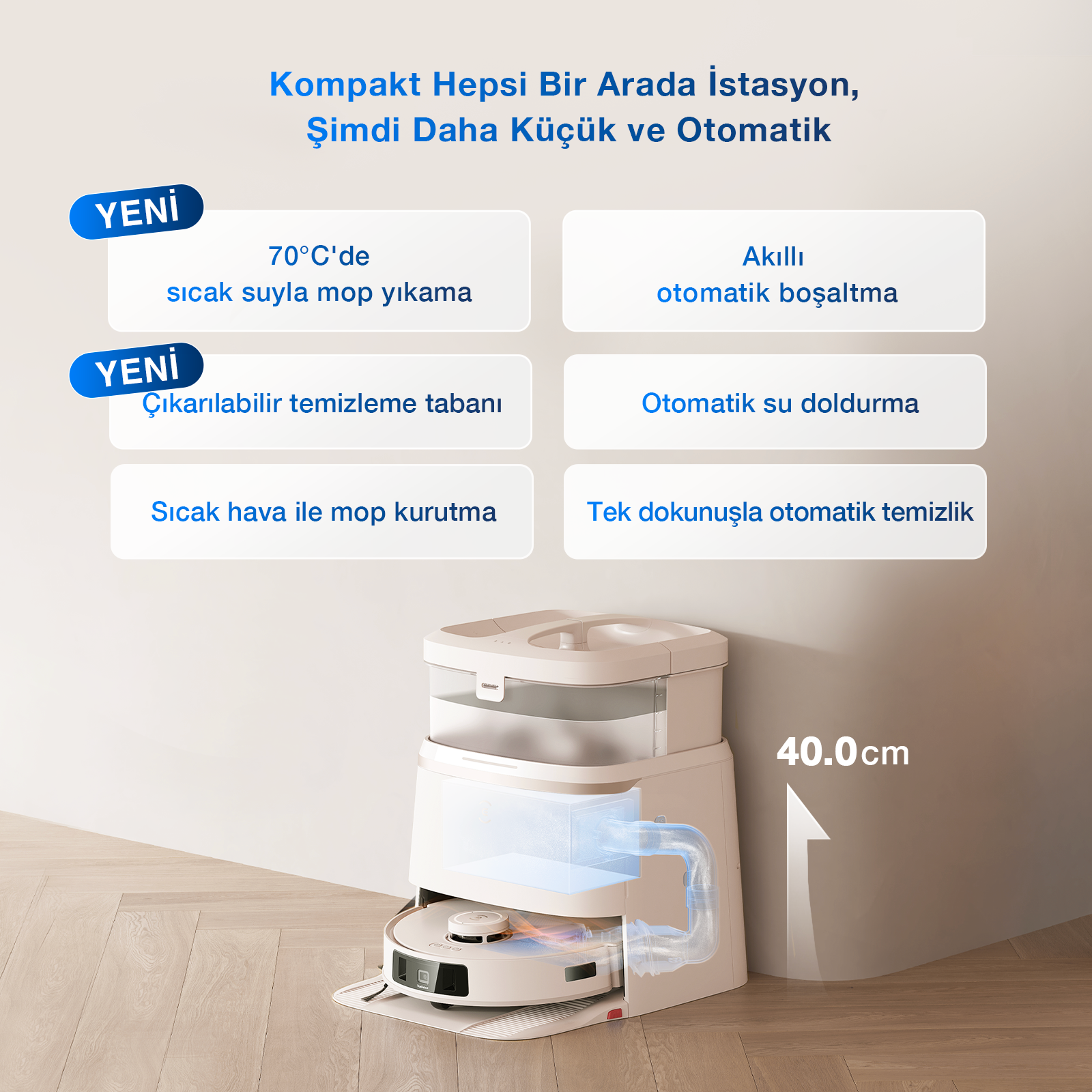 Beyaz bir robot süpürge ve bir yuva istasyonu. Özellikleri arasında sıcak suyla paspas yıkama ve otomatik boşaltma bulunur.