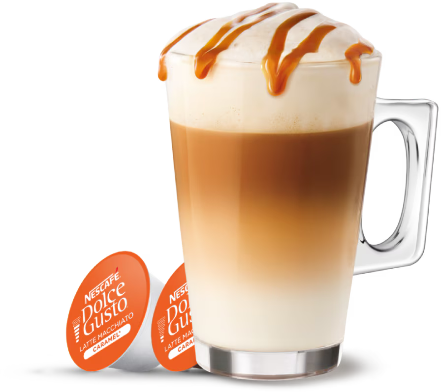 Een glas karamel latte macchiato met twee Dolce Gusto capsules.
