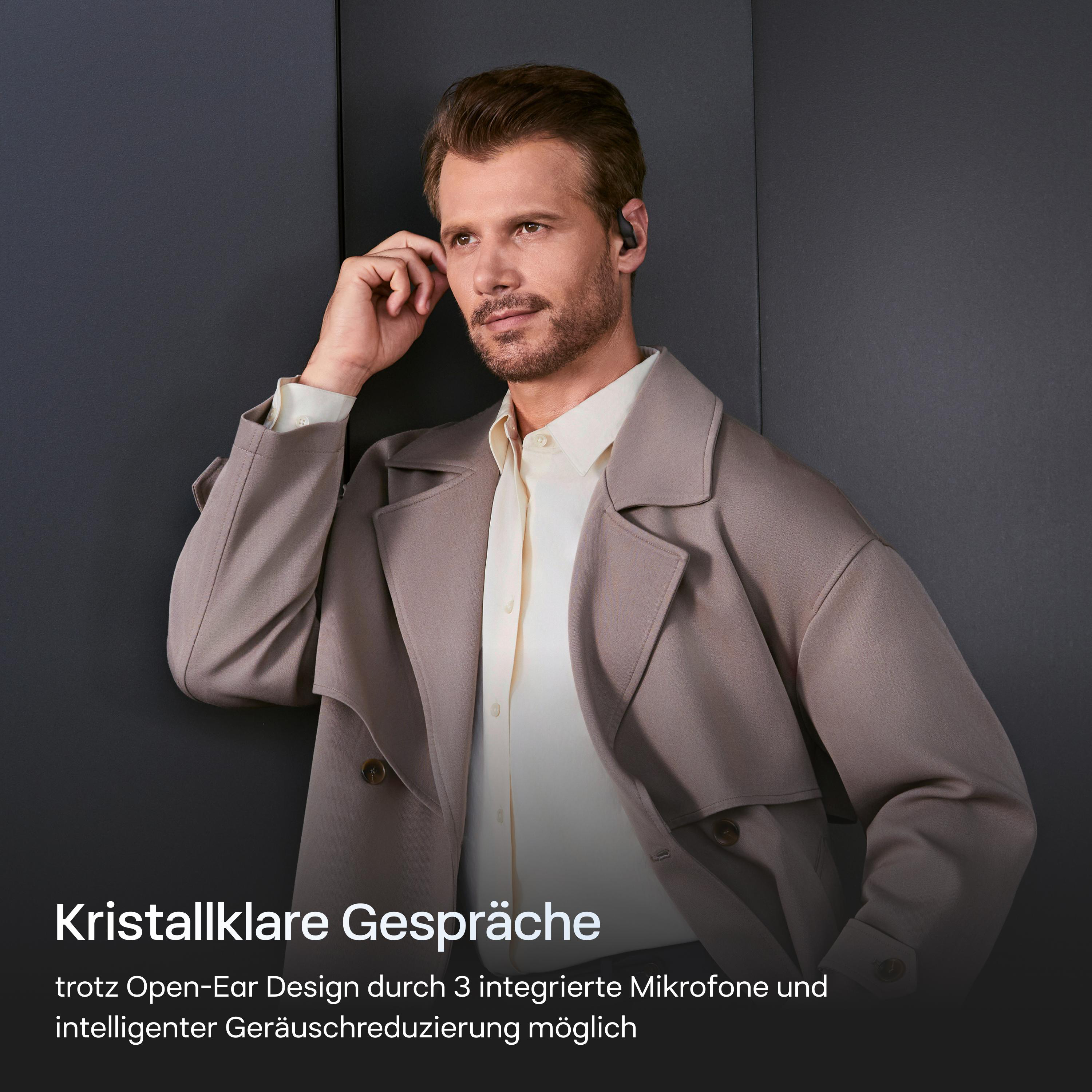 Ein Mann mit Ohrhörern und einem Mantel. Er berührt sein Ohr. Text unten: Kristallklare Gespräche.