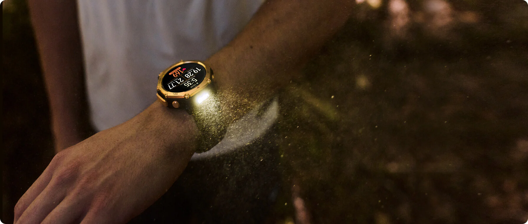 Poignet avec montre dorée. La montre affiche l'heure et les données. La lumière brille de la montre, créant une lueur.