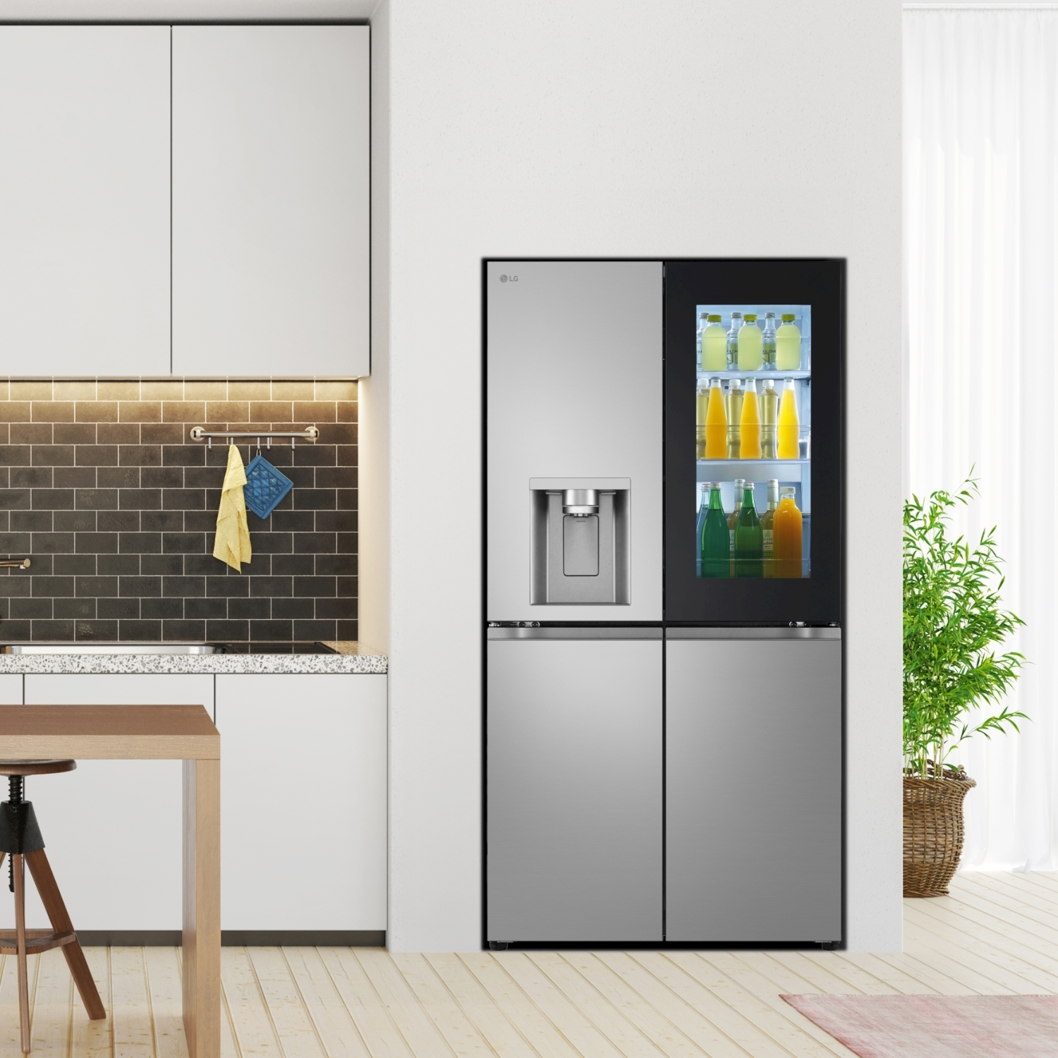 Una cucina moderna con frigorifero LG. Il frigo ha una porta a vetro piena di bevande. Una pianta è accanto. Mobili da cucina a sinistra.