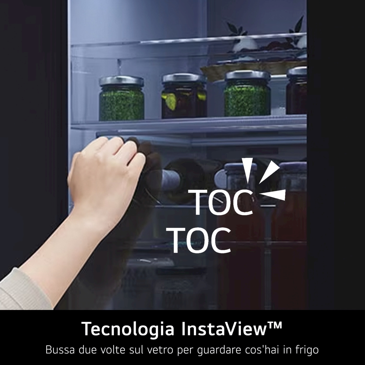 Una mano apre la porta di un frigorifero. All'interno ci sono barattoli, bottiglie e una torta. Il testo dice 'InstaView' e 'Toc Toc'.