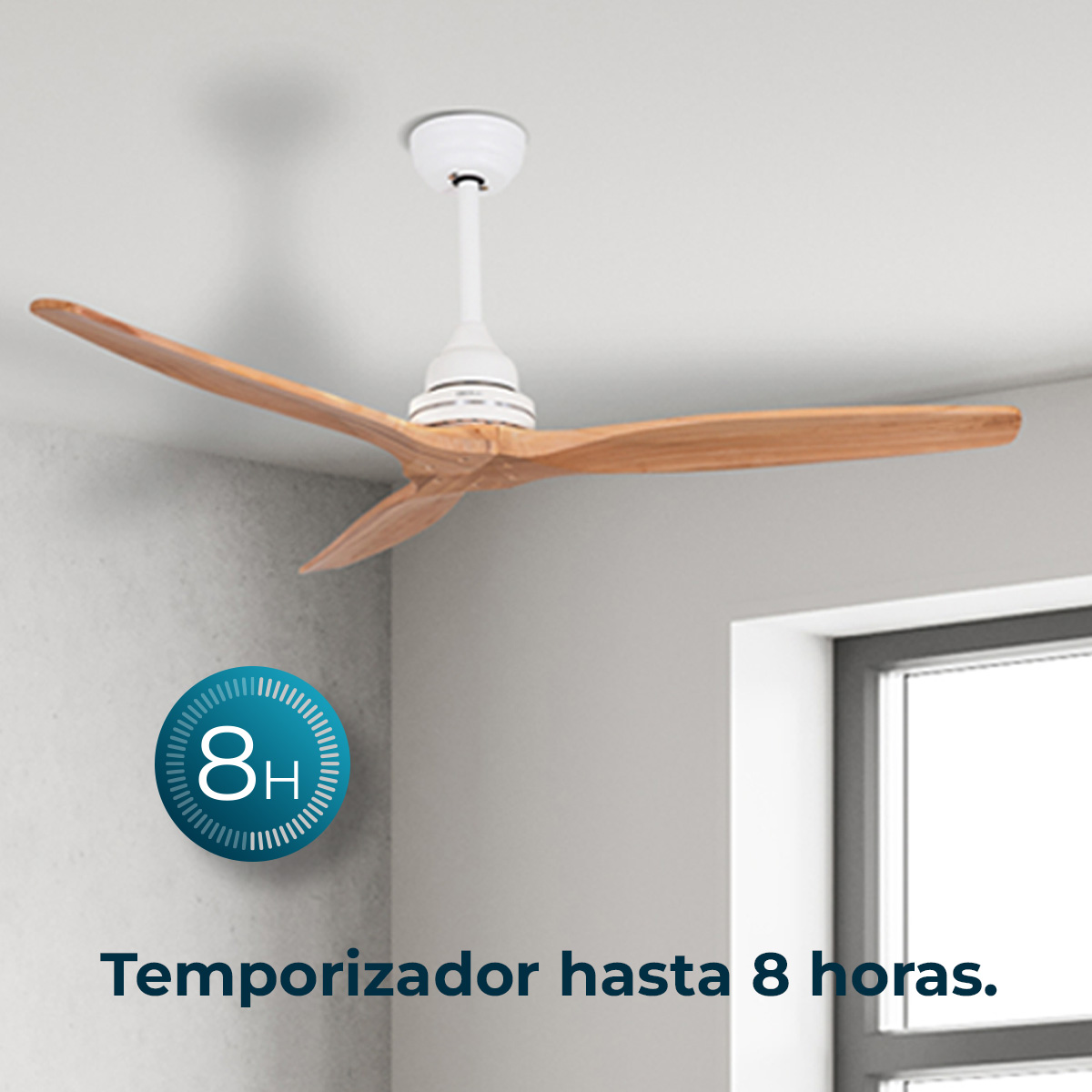 Un ventilador de techo con aspas de madera está instalado en un techo blanco. Un icono de temporizador es visible con el texto '8H'. El texto de abajo dice 'Temporizador hasta 8 horas'.