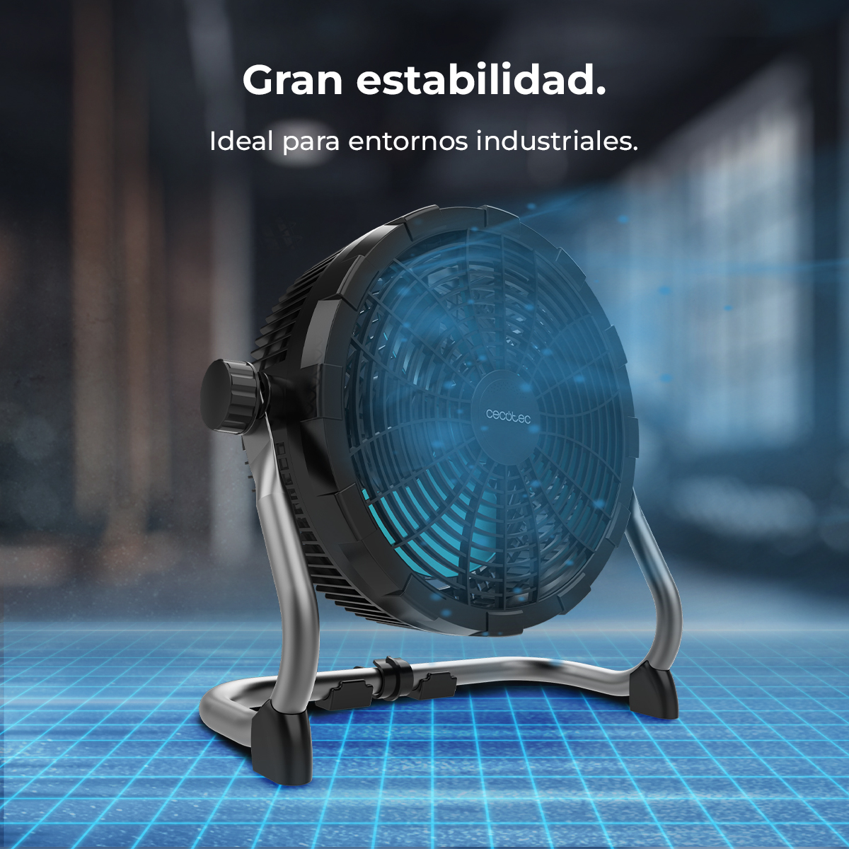 Un ventilador industrial negro con soporte de metal. Tiene reflejos azules, lo que sugiere flujo de aire. El texto dice 'Gran estabilidad' y 'Ideal para entornos industriales'.