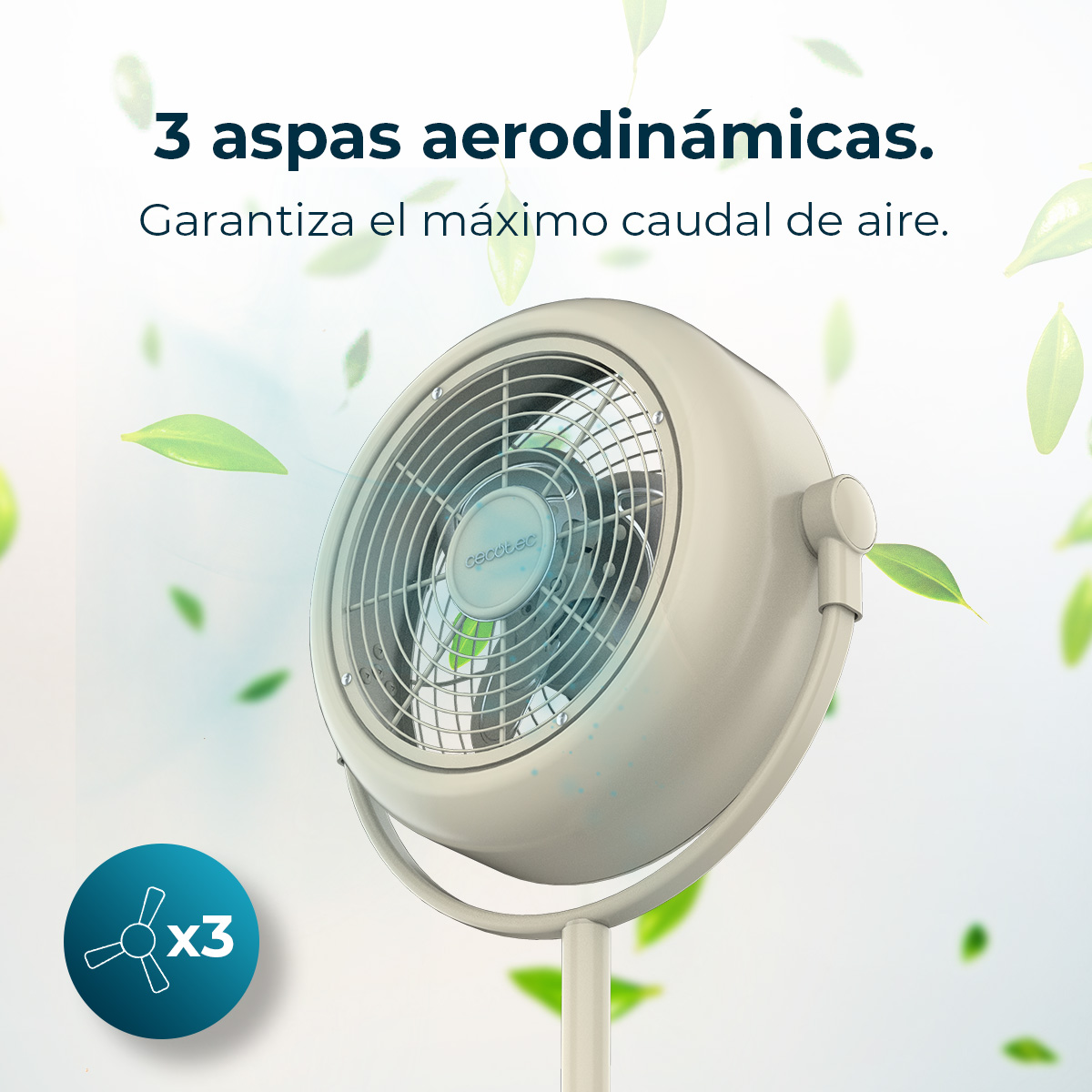 Un ventilador blanco de tres aspas se alza sobre un fondo claro con hojas verdes.