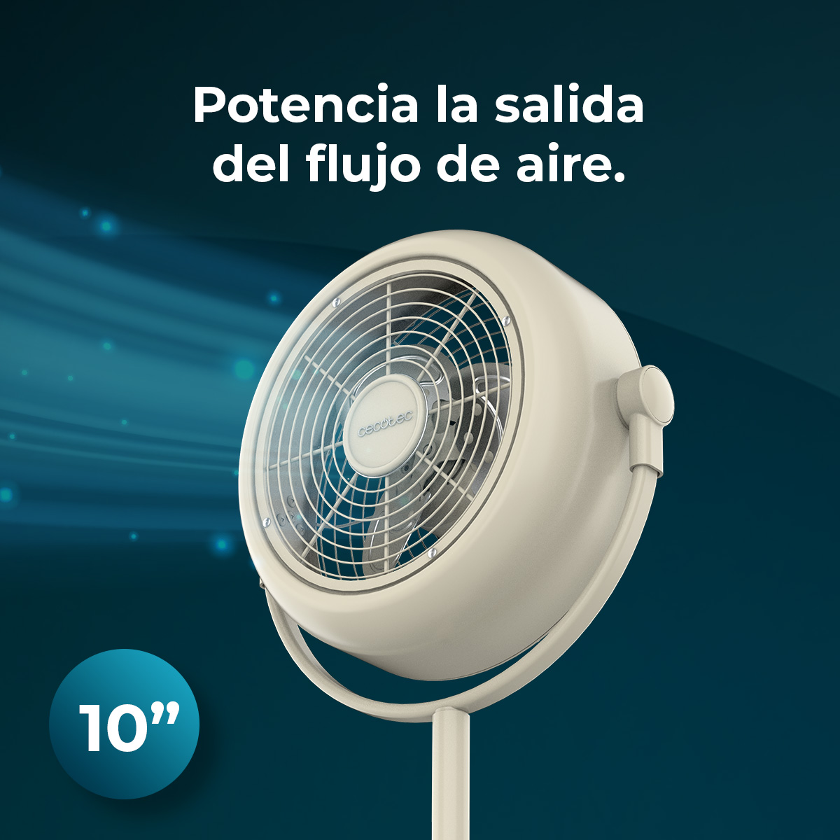 Ventilador beige Cecotec con rejilla metálica sobre un soporte, contra un fondo azul con texto.