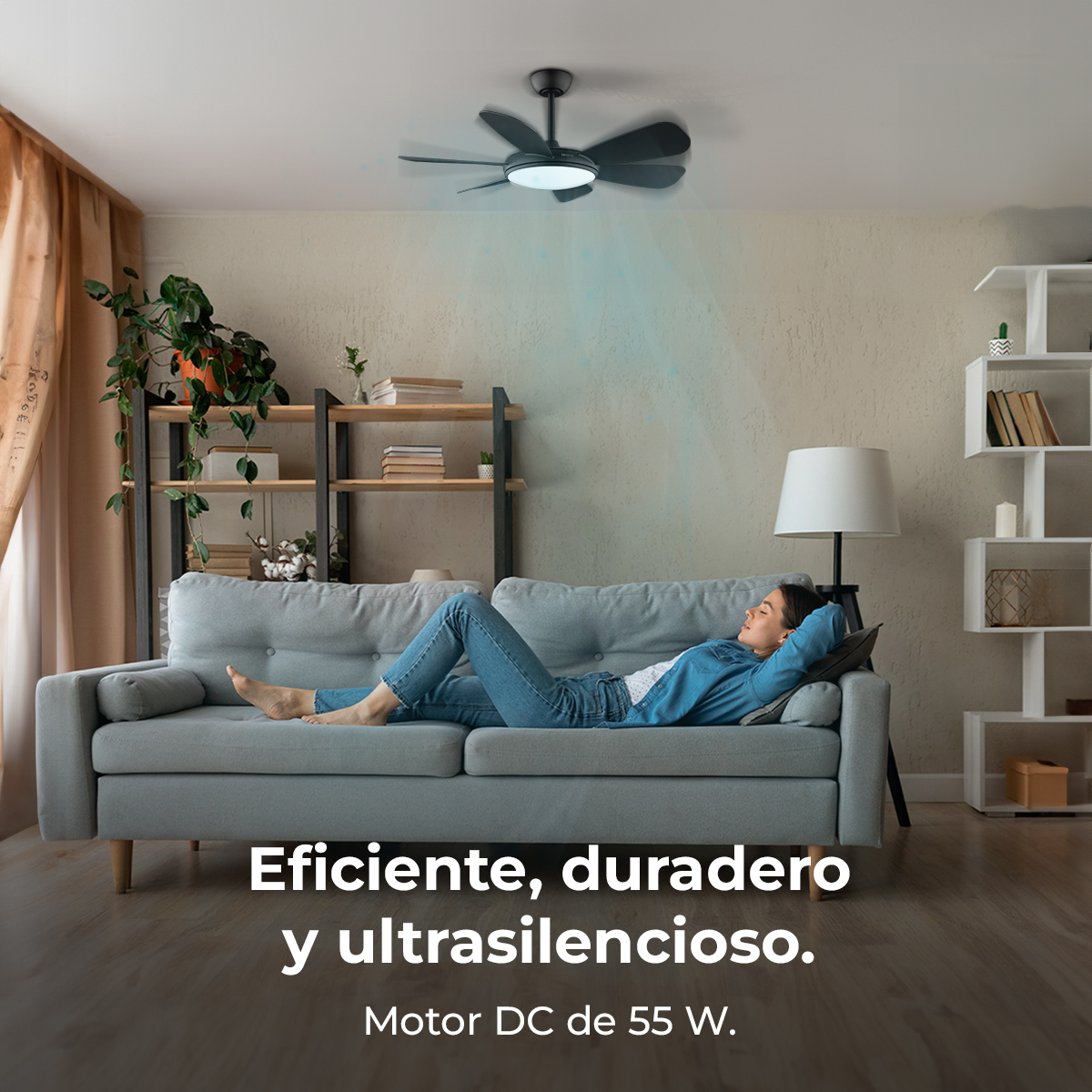 Mujer descansa en un sofá gris bajo un ventilador de techo. Texto: 'Eficiente, duradero y ultrasilencioso' y 'Motor DC de 55 W'.