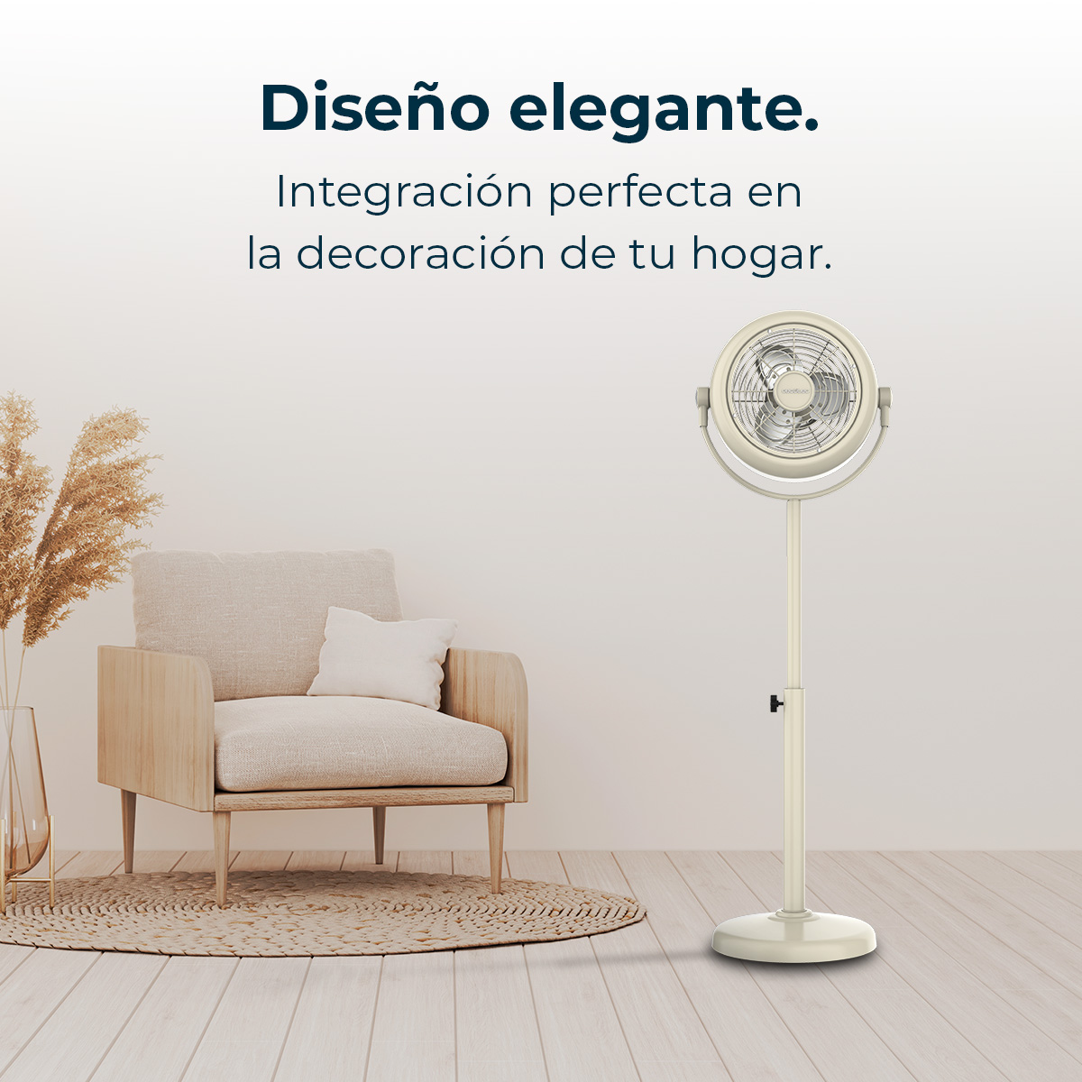 Un ventilador de pie beige en una habitación con una silla de madera, una almohada y plantas decorativas. La habitación es luminosa y espaciosa.