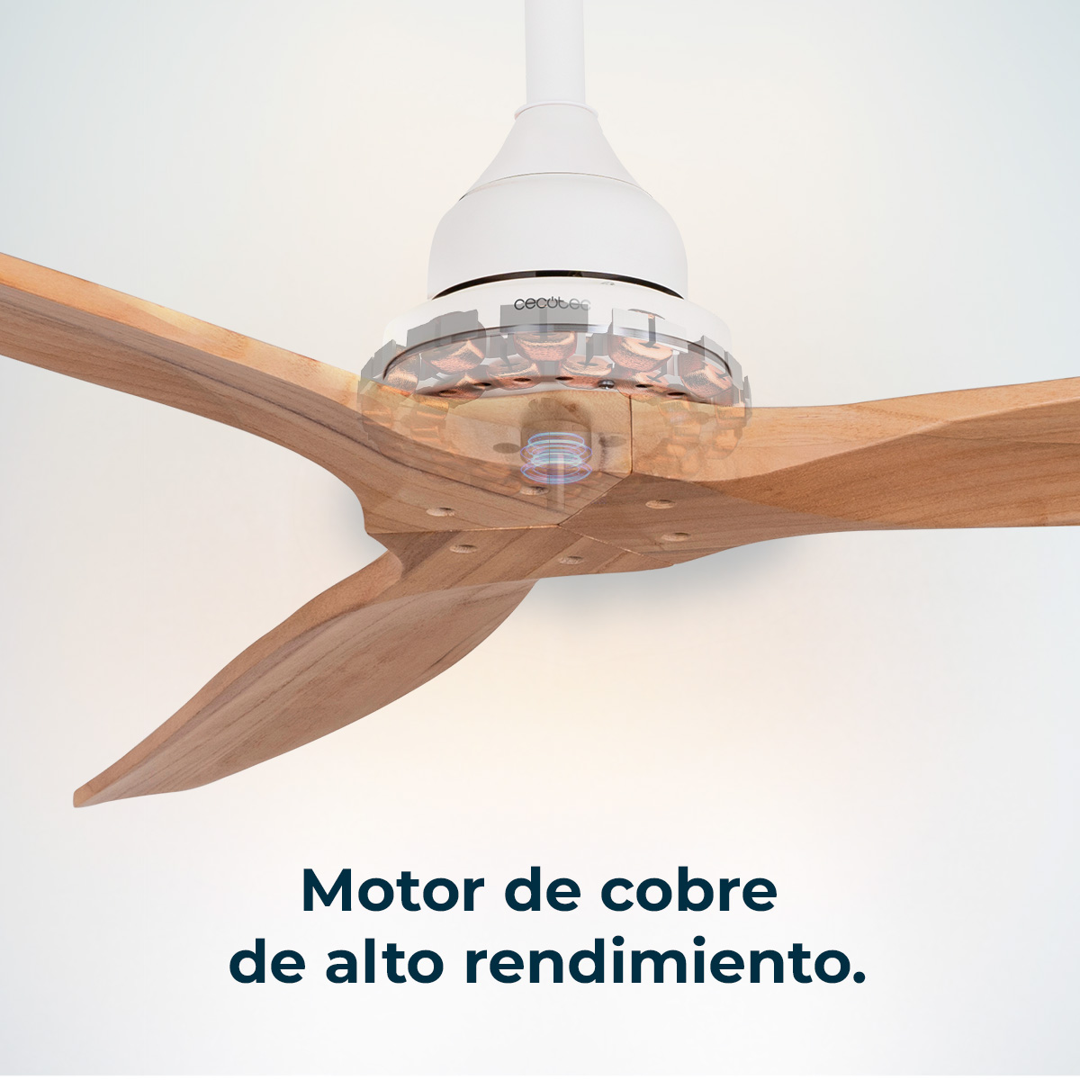 Un ventilador de techo con aspas de madera y motor blanco. Se ve el detalle del motor de cobre. Texto: 'Motor de cobre de alto rendimiento'.