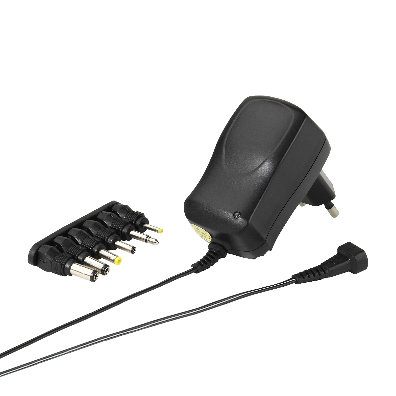 Ein schwarzes Netzteil mit mehreren Adaptersteckern und einem separaten Stecker, alles auf weißem Hintergrund.