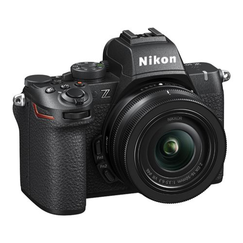 Una cámara negra Nikon serie Z con una lente sobre fondo blanco. La cámara tiene el logotipo de Nikon arriba.