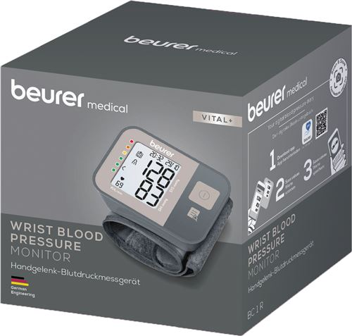 Una caja gris de un monitor de presión arterial de muñeca. El monitor muestra números. La caja tiene la marca beurer medical.