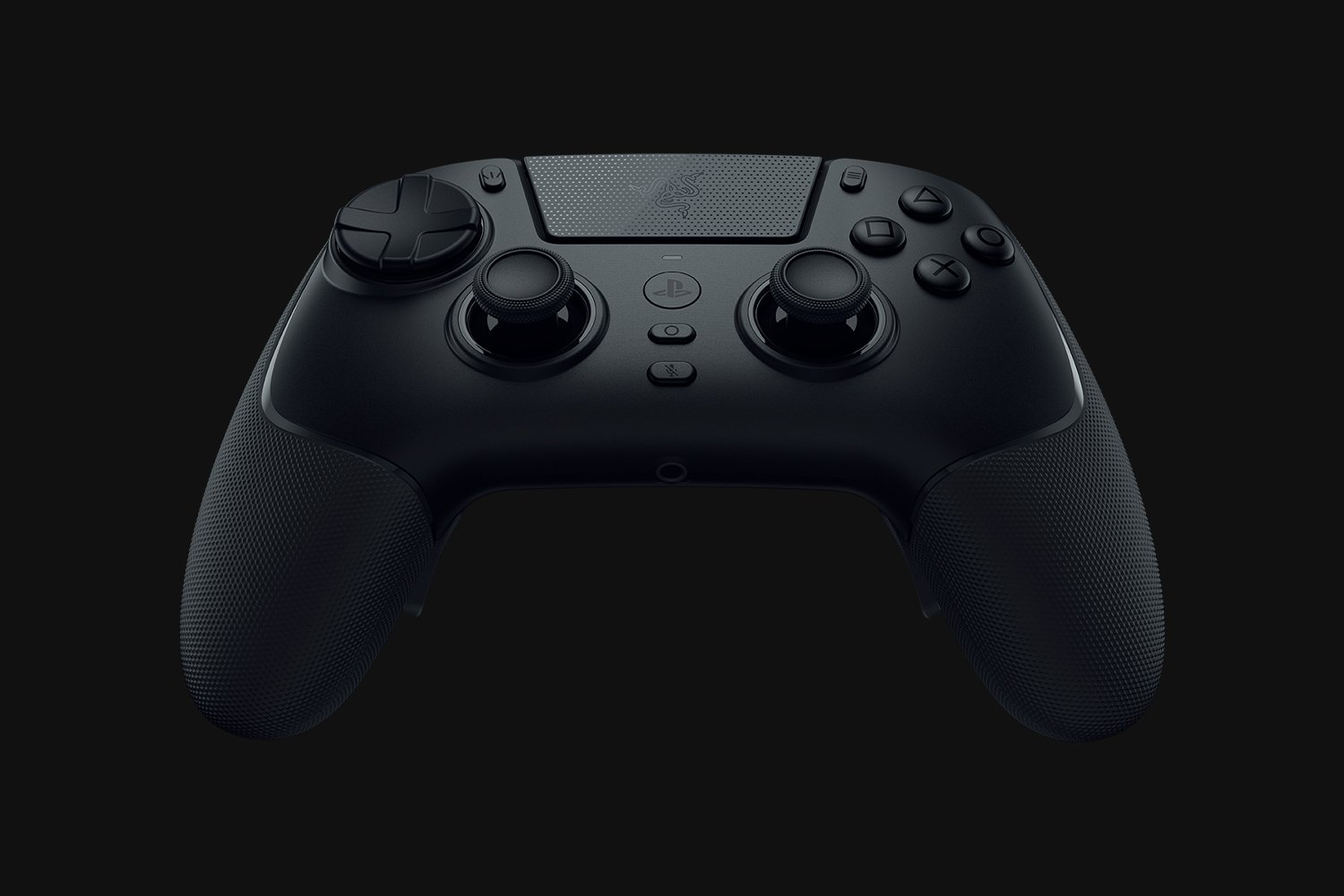 Un mando negro de Razer para PlayStation centrado sobre un fondo negro. Tiene botones, joysticks y agarres texturizados.