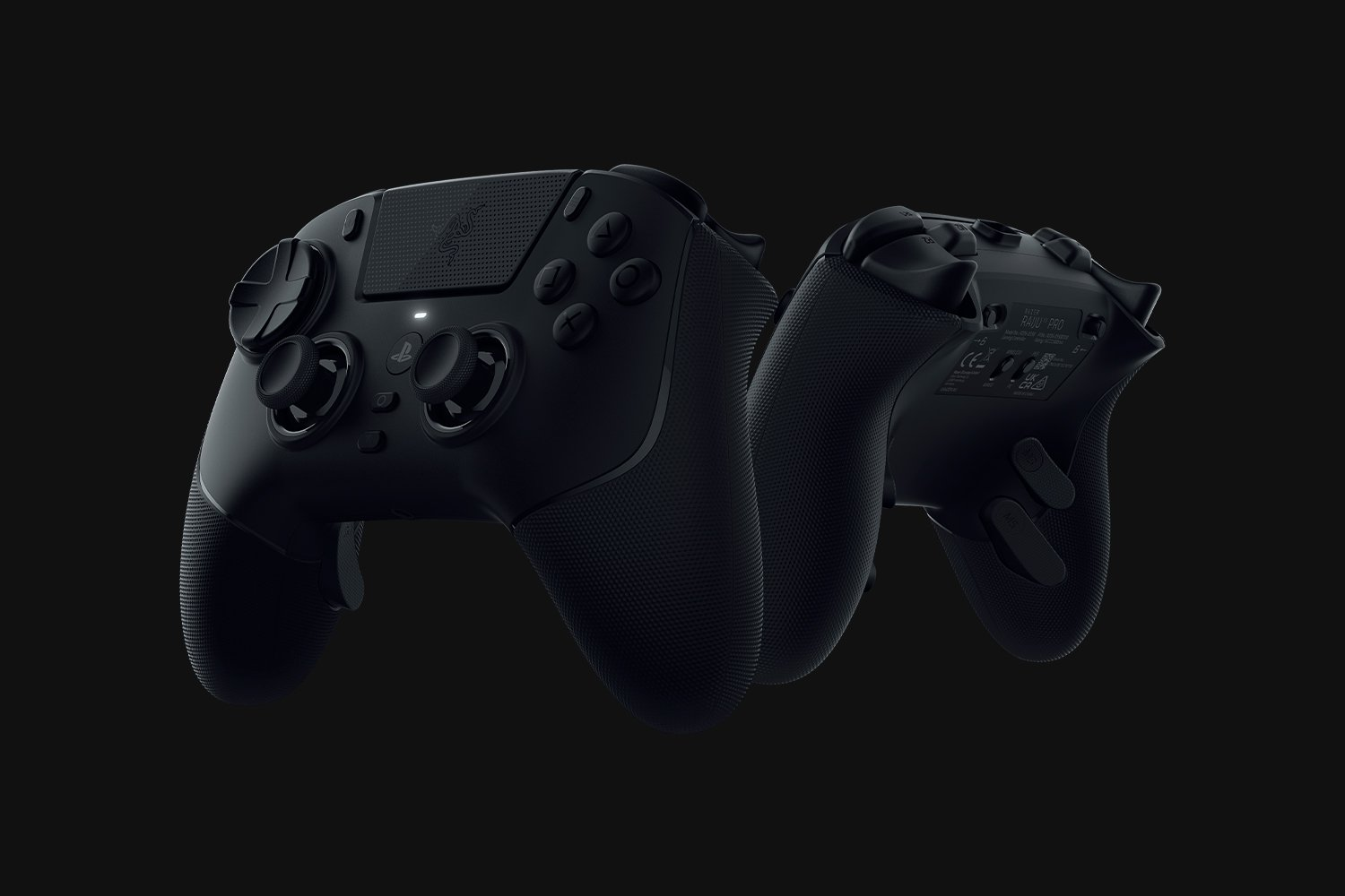 Dos mandos Razer Raiju Pro negros sobre fondo negro. Uno enfocado, el otro ligeramente borroso. Se ven botones y joysticks.
