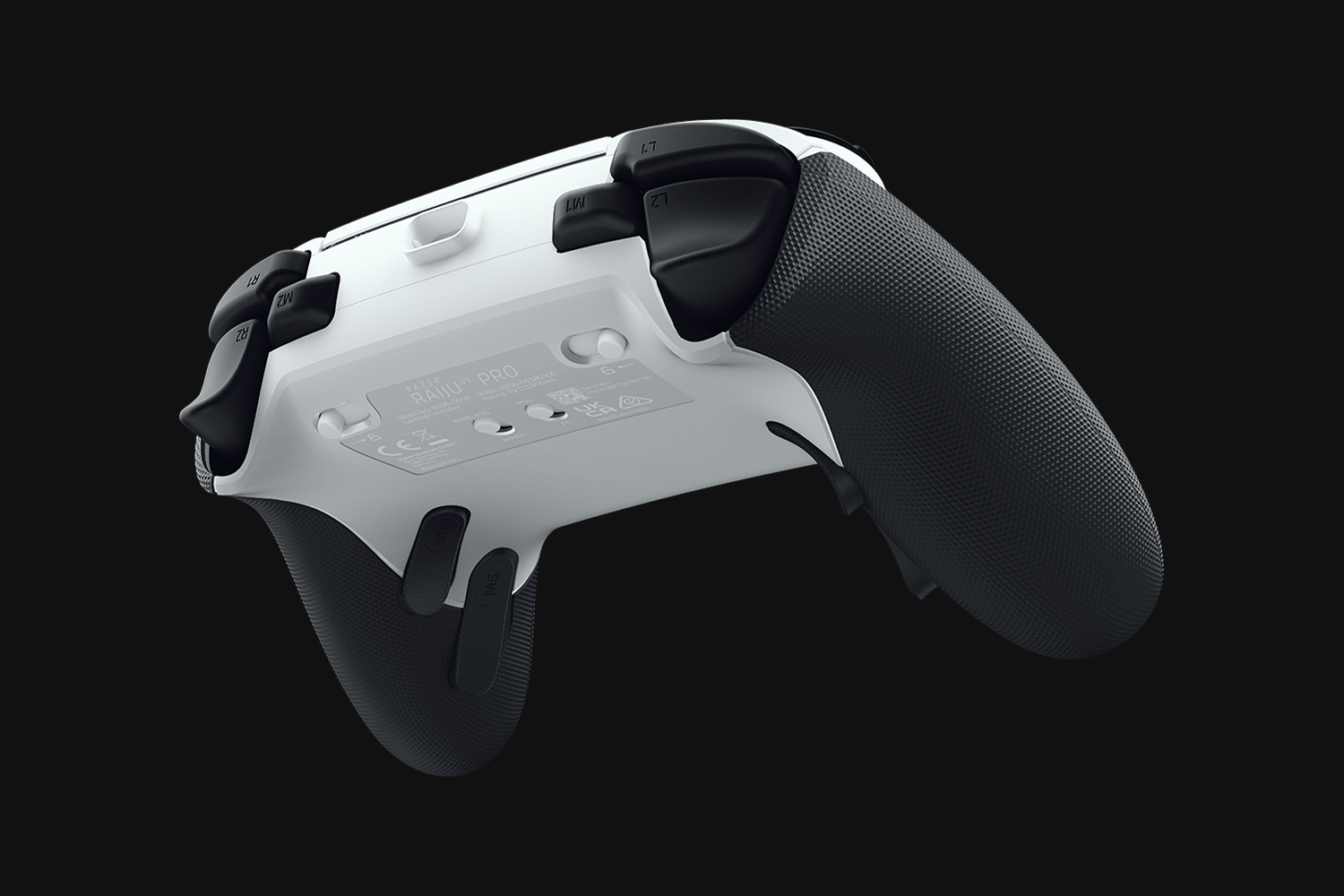 Un mando blanco Razer Raiju V3 Pro, con agarres y botones negros, inclinado sobre un fondo oscuro, mostrando su parte inferior.