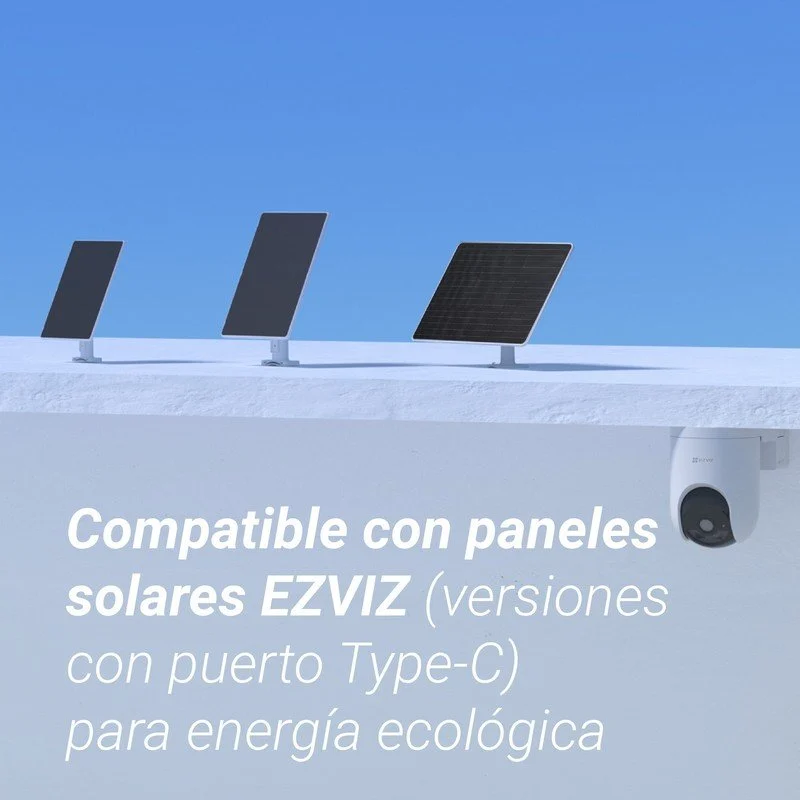Tres paneles solares en superficie blanca con cámara. Cielo azul claro de fondo. Texto: 'Compatible con paneles solares...'