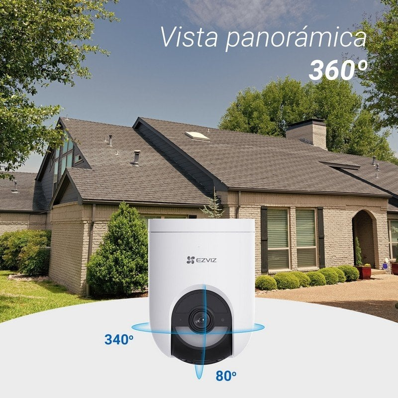 Una cámara de seguridad EZVIZ blanca con una casa al fondo. La cámara está etiquetada con ángulos de visión. El cielo es azul.